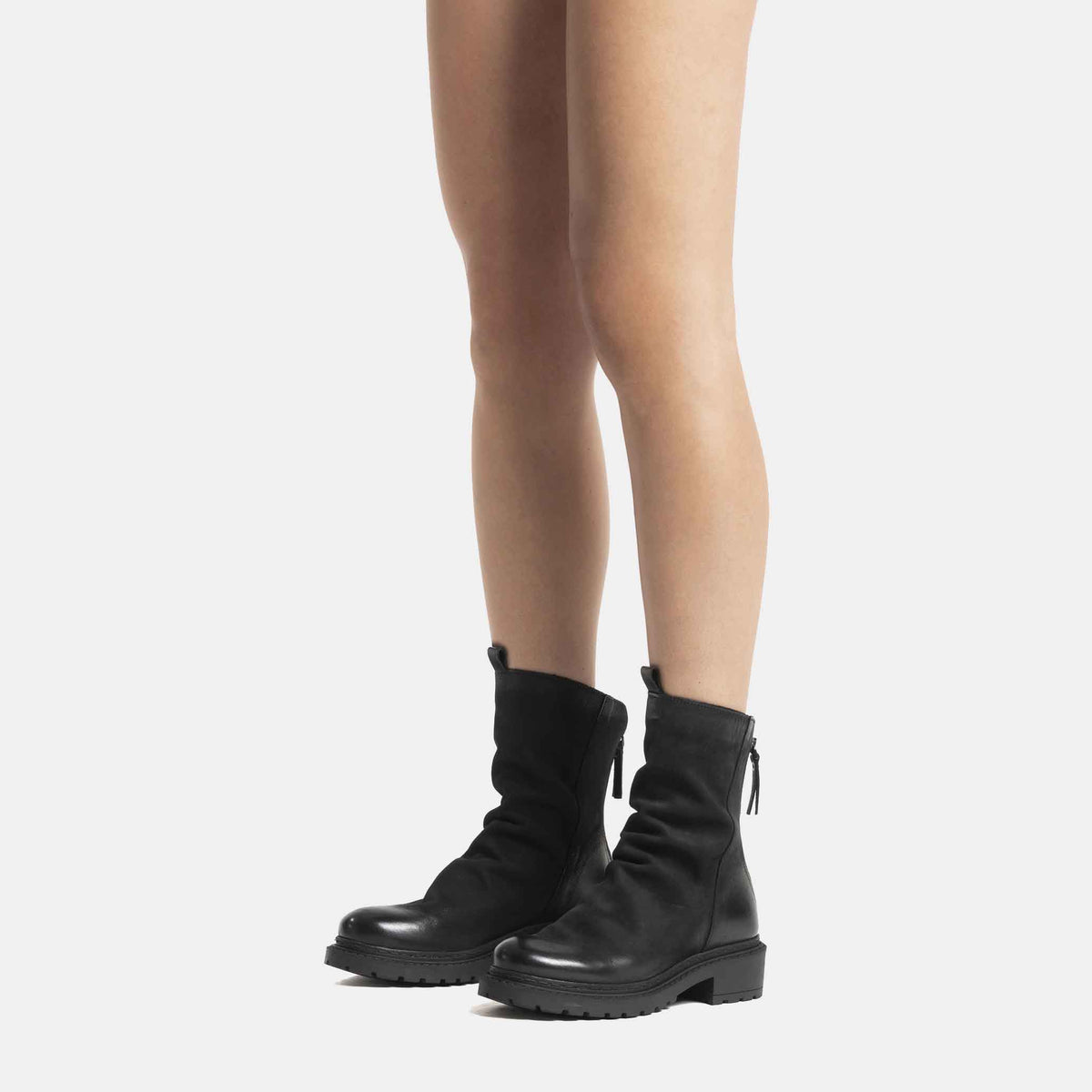 Prignani Tronchetti realizzati in nabuk nero.
