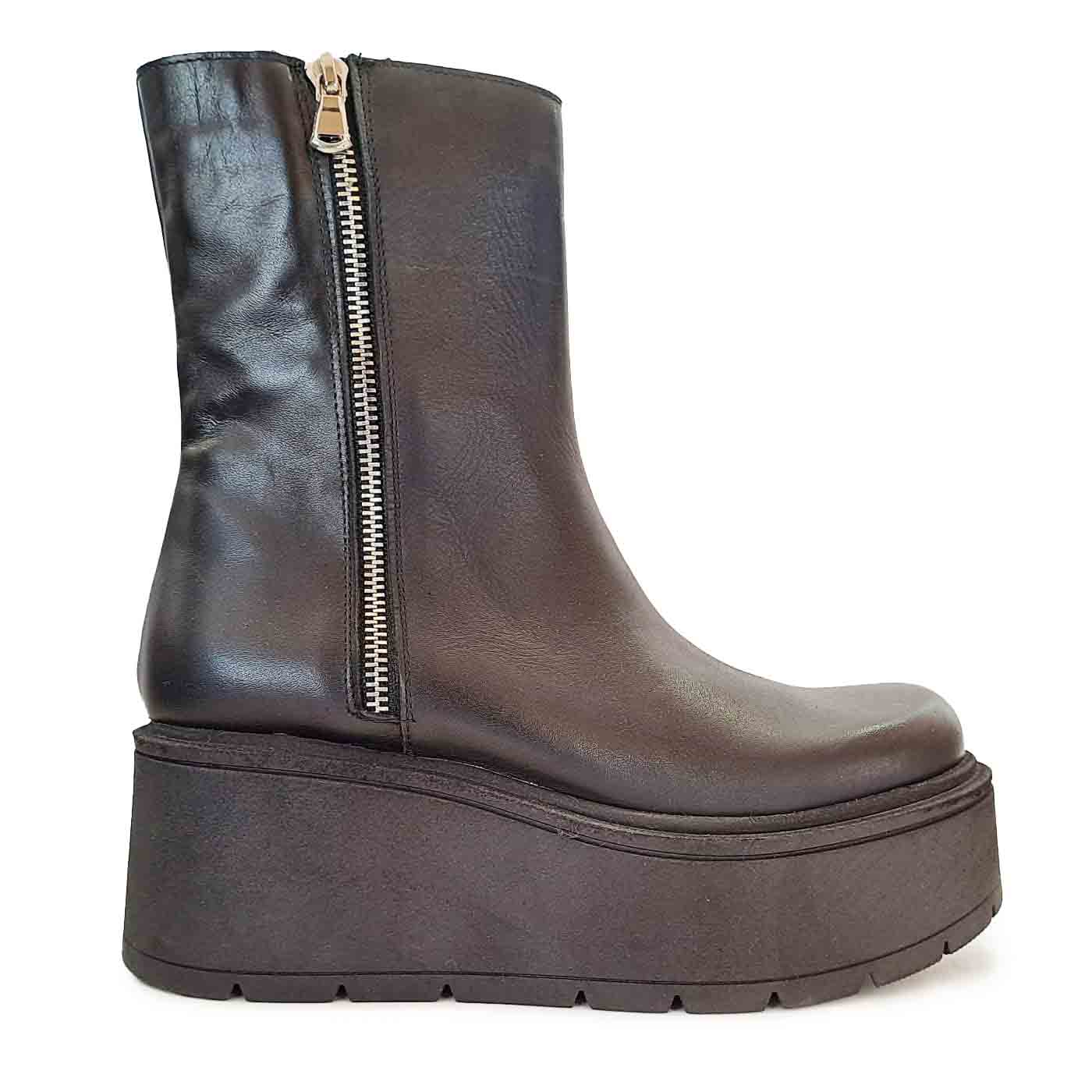 Made in Italy in pelle con zeppa e zip