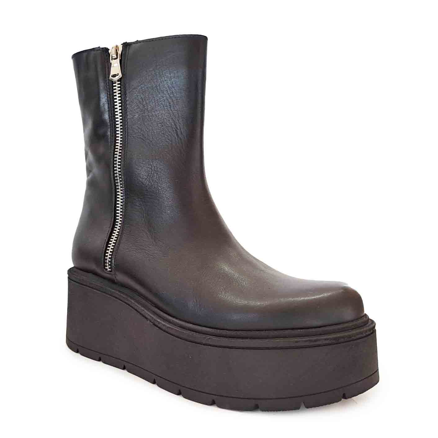 Made in Italy in pelle con zeppa e zip
